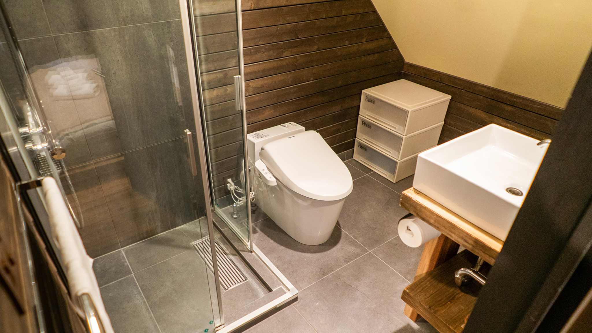 Momiji Lodge - Ensuite Bathroom 2 Momiji Lodge - Ensuite Bathroom 2